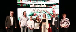 Gruppenfoto der Drittplatzierten (der dritte Platz wurde drei Mal vergeben).  Die Mittelschule Marktredwitz mit Regierungspräsident Florian Luderschmid, Bereichsleiter Schulen Stefan Kuen und Martina Kurzac