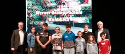 Gruppenfoto der Drittplatzierten (der dritte Platz wurde drei Mal vergeben). Die Werner-Grampp-Schule Kulmbach mit Regierungspräsident Florian Luderschmid und Bereichsleiter Schulen Stefan Kuen