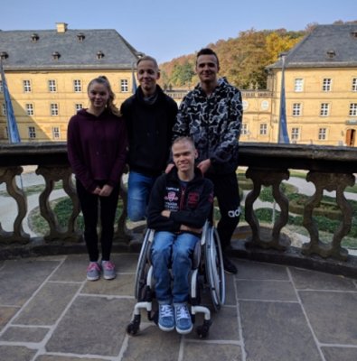 Der Bezirksschülersprecher Jim Flesch (stehend rechts), die Vertreterin Anna-Lena Brand (stehend links), die Vertreter Lukas Maschke (stehend Mitte) und Daniel Henne (sitzend) 