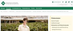 Ausschnitt der Internetseite des ISB zum Thema "Berufsorientierende Einstiegsbegleitung inklusiv" (BoEi); 
Ein Jugendlicher mit Brille lächelt in die Kamera und zeigt die von ihm gesammelten Erdbeeren.