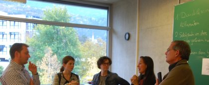 Oberfränkische Lehrkräfte im Gespräch mit einer Integrationslehrperson der LBS Tschuggmall in Brixen.