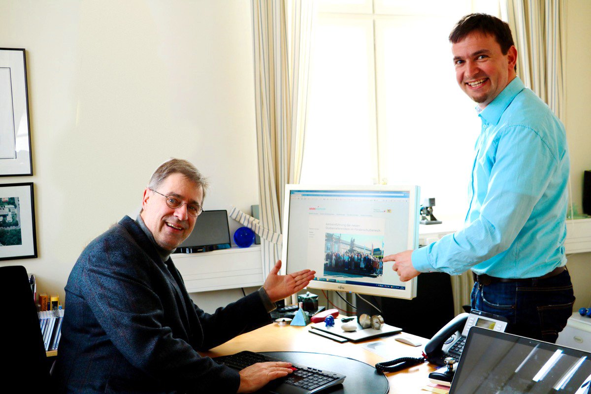 Abteilungsleiter Dr. Brosig zusammen mit Martin Kolb beim Start der neuen Webseite.
