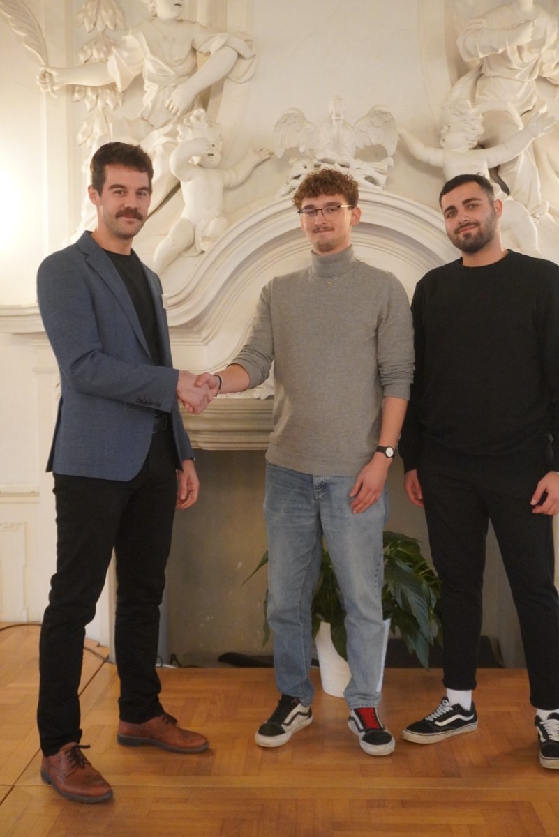 Das Bild zeigt v.l.n.r.: Jens Kußmann (Fachreferent SMV der Regierung von Oberfranken), Jan Zakrzewski (Bezirksschülersprecher BS), Abdurrahman Güdük (Stv. Bezirksschülersprecher).